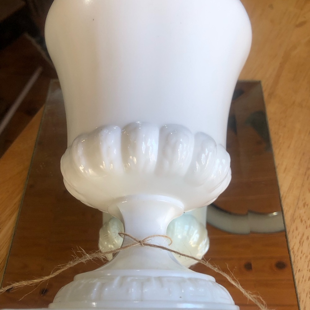 Elegant White pedestal milk glass planter vintage - Picture 4 of 5